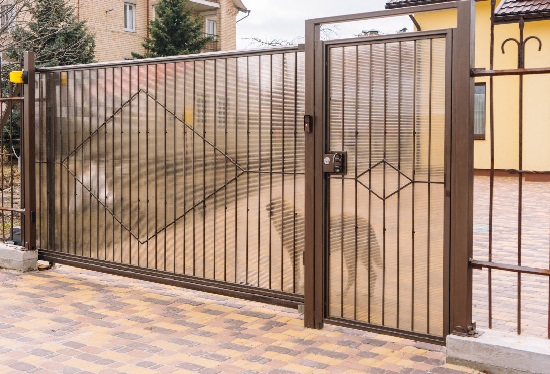 Купить ворота из профлиста с элементами ковки, с металлическими столбами в рамке или под дерево в лесном от 155415 руб